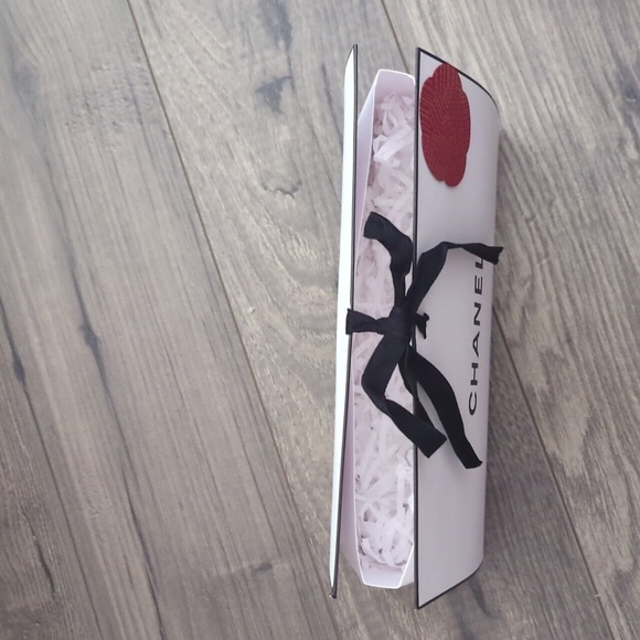 Chanel Gift Bag w/Confetti Rose Petal Design Tie Closure & Card/Sleeve - Picture 4 of 15